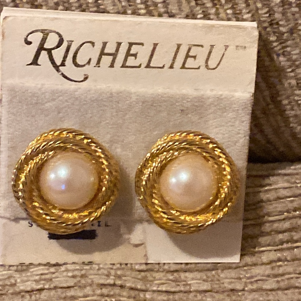 💛🤍💛NWT Vintage Richelieu Gold and Pearl Stud Earrings